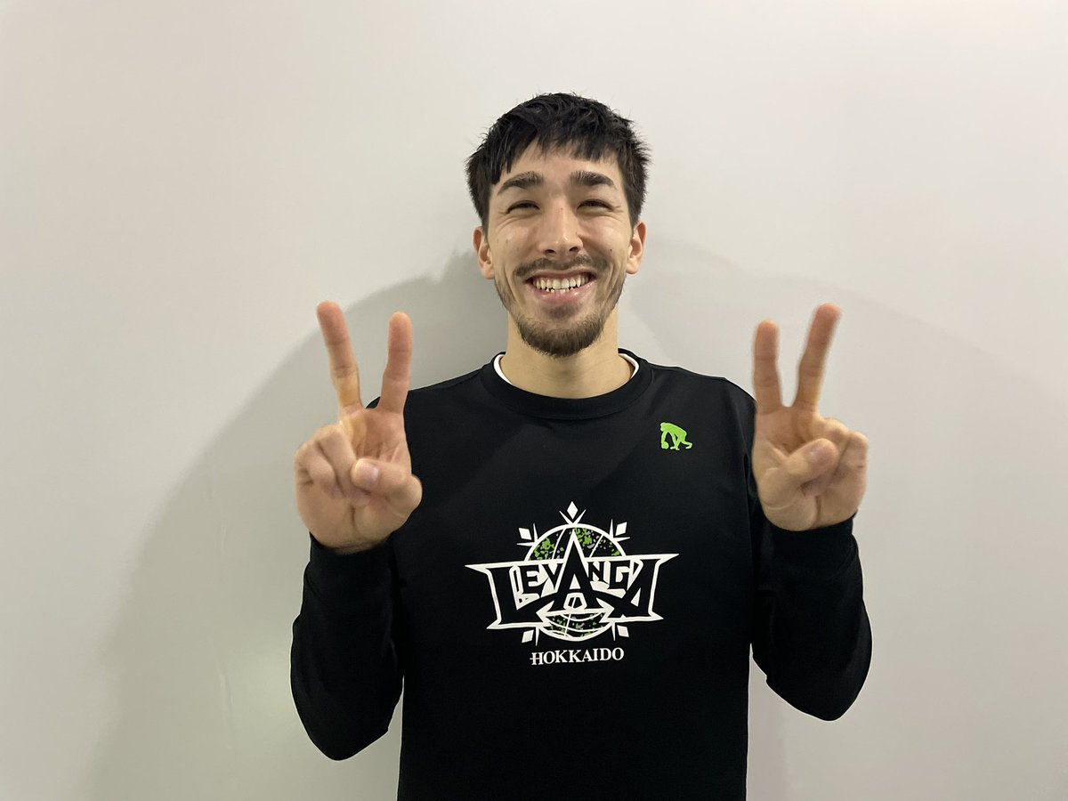 今日は牧選手の笑顔をレバブーの皆さんに届けたい…!!!と思い、会見終了後にWピースをリクエストしてみました📸#レバンガ北海道 #牧全... [レバンガ北海道【Twitter】]
