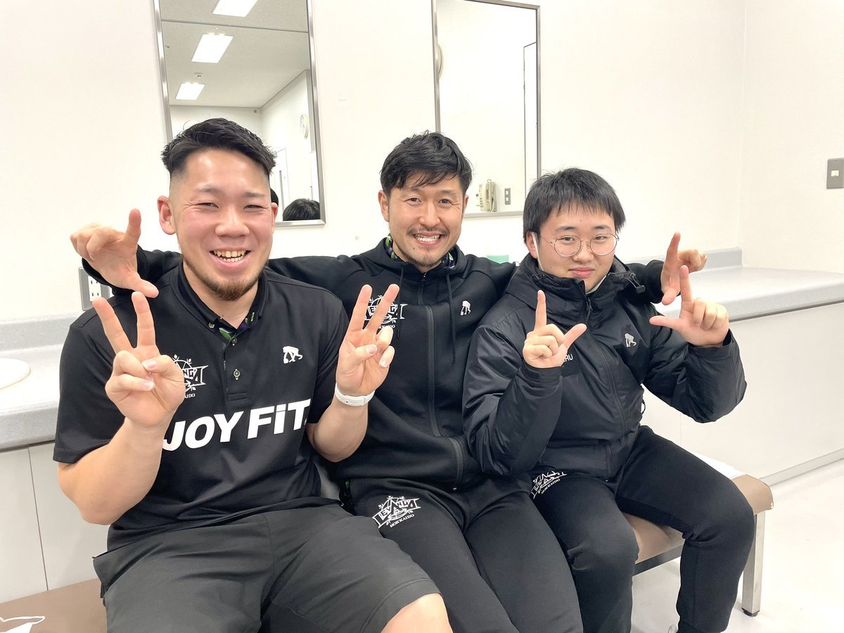 今日は橋本選手の笑顔もレバブーの皆さんに届けたい…!!!と思い、会見終了後にWピースをリクエストしてみました、ところ、CAPがちょう... [レバンガ北海道【Twitter】]