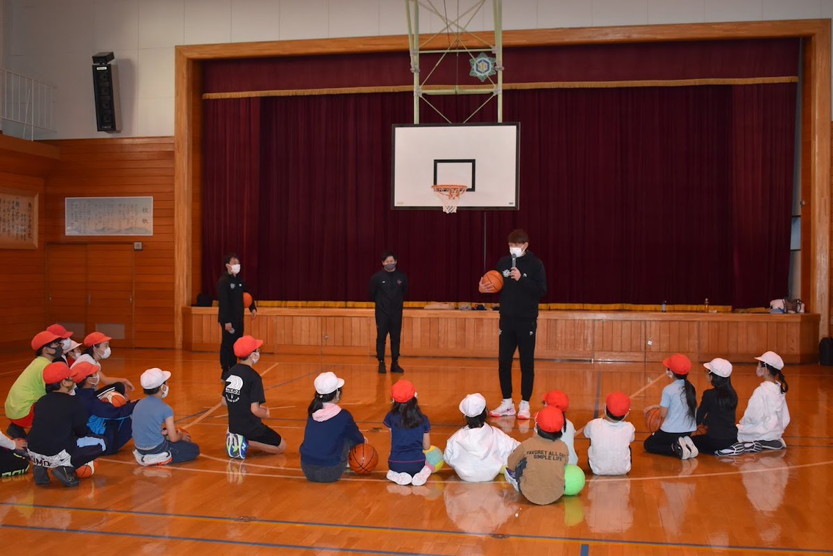 12月2日、鹿追町立笹川小学校で「ドリーム・スクール・キャラバンバスケットボール教室」が開催され、社長の #折茂武彦 と木村純一ア... [レバンガ北海道【Twitter】]