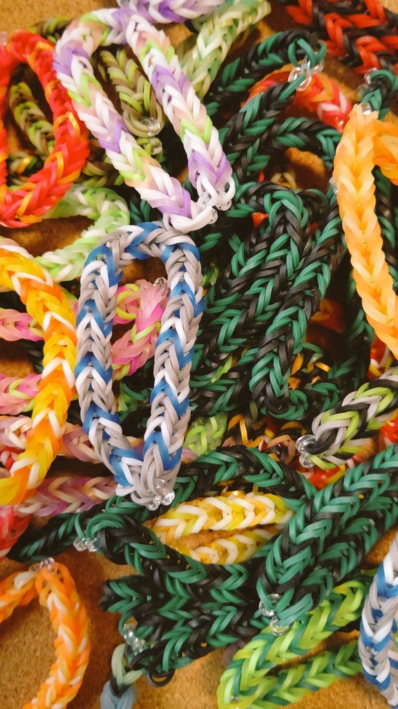 風船ガチャ🎈🎈をやった小さなお子様用にレインボールームのブレスレットを用意していたのですが、とうとう無くなりまして、補充するた... [おもちゃの平野【Twitter】]