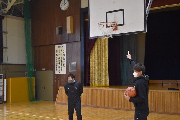 先日「ドリーム・スクール・キャラバンバスケットボール教室」で、深川市立一已小学校に #折茂武彦 と見崎太朗アカデミーコーチが参加... [レバンガ北海道【Twitter】]
