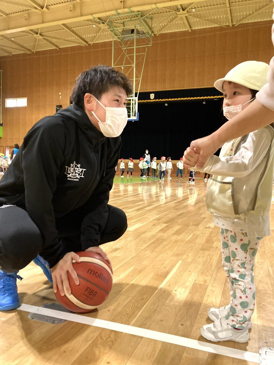 交流の際に、3歳のキュートガールが、緊張しながら先生に連れられて #寺園脩斗 選手のもとへやって来ました。なんと、寺園選手が初恋... [レバンガ北海道【Twitter】]
