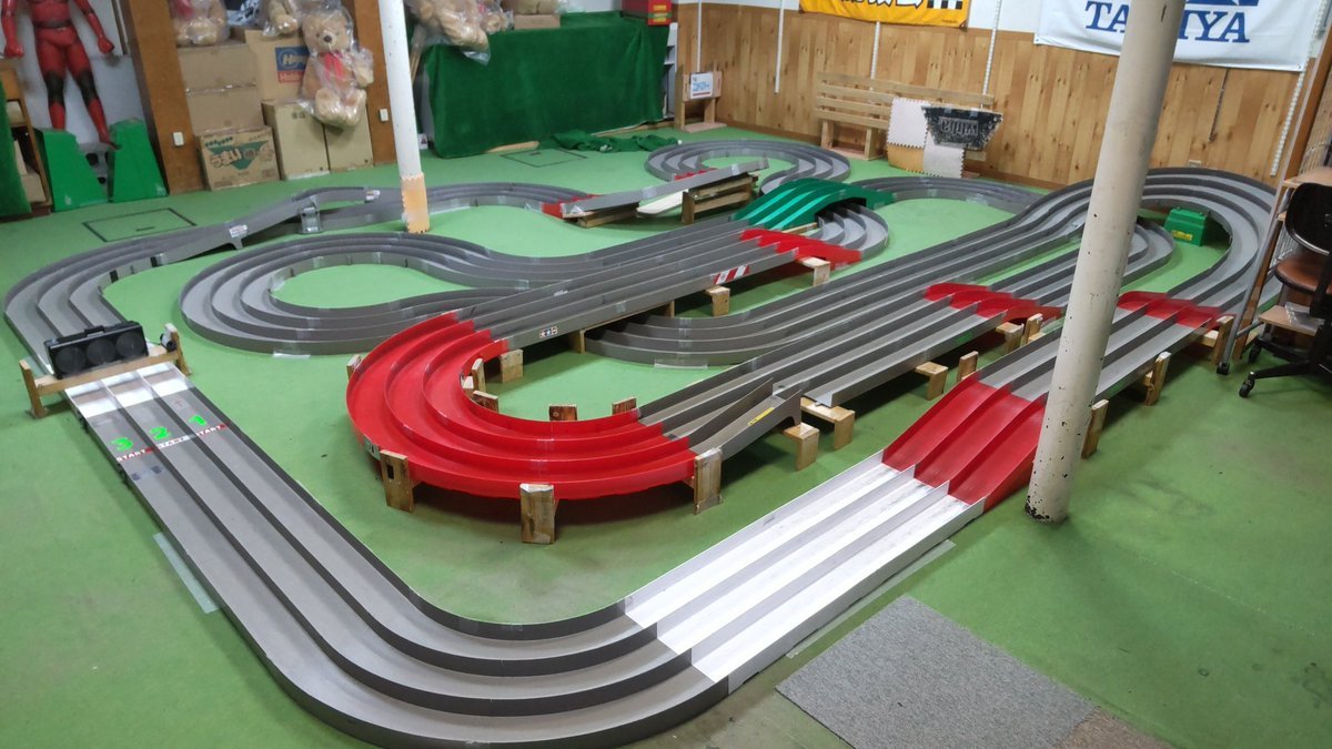 おもちゃの平野ミニ四駆コースは明日１１月２９日にコースレイアウト変更をします。今年は巨大ぐるぐるコースを作ります！明日は終... [おもちゃの平野【Twitter】]