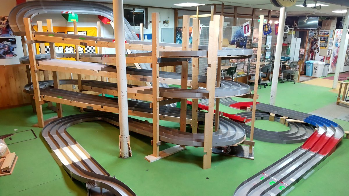 おもちゃの平野ミニ四駆コースレイアウト変更しました!今年のぐるぐる立体は、メビウスぐるぐるにしましたぐるぐる部分がデカイで... [おもちゃの平野【Twitter】]
