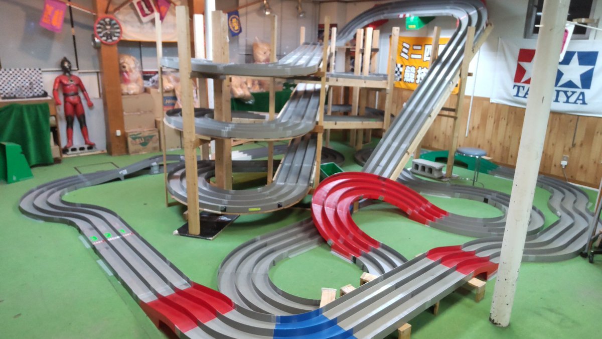 おもちゃの平野毎年恒例のぐるぐる立体コースです！下り側のセクションです（笑）ほとんどフラット区間です。高速立体、スカッ... [おもちゃの平野【Twitter】]