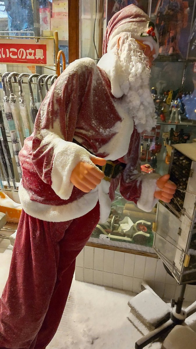 今日の札幌の大雪で、サンタクロースも雪まみれで凍えてました。温かい店内へ避難していただきましょう。 [おもちゃの平野【Twitter】]