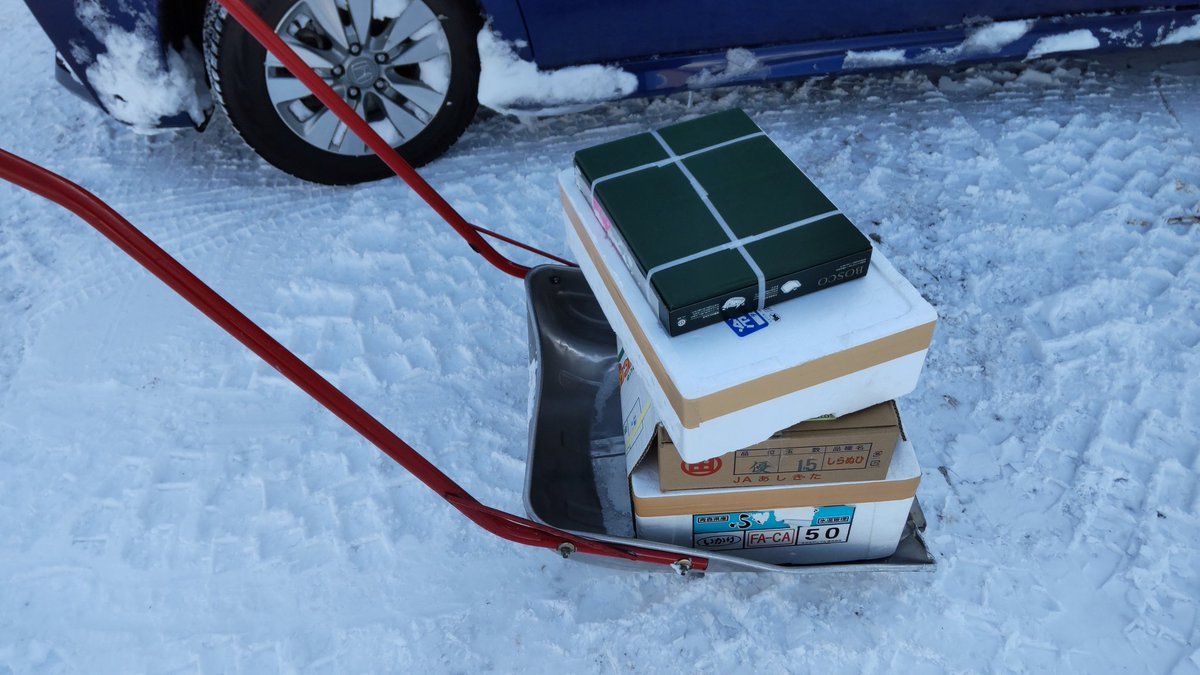 北海道の冬はダンプで荷物を運ぶ。（笑） [おもちゃの平野【Twitter】]