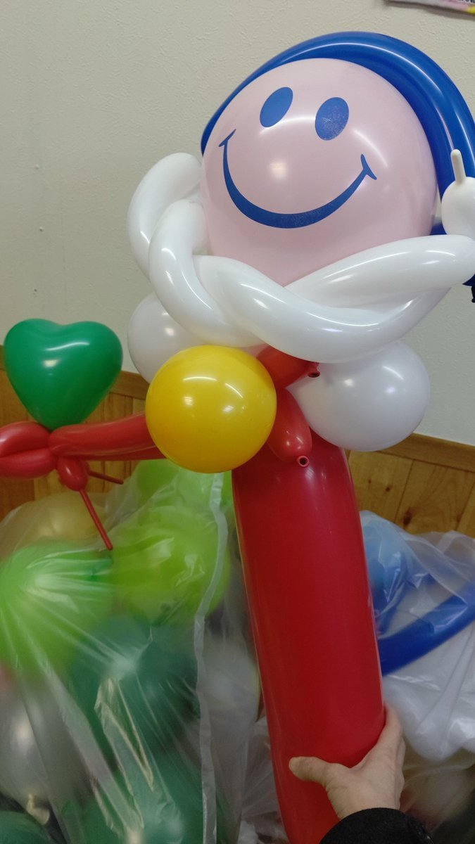 今日のバルーンアート教室で作ったもの(先生は余ったもので作るので色はぐちゃぐちゃですが😅)実は足まで作る事が出来ず(いろいろあ... [おもちゃの平野【Twitter】]