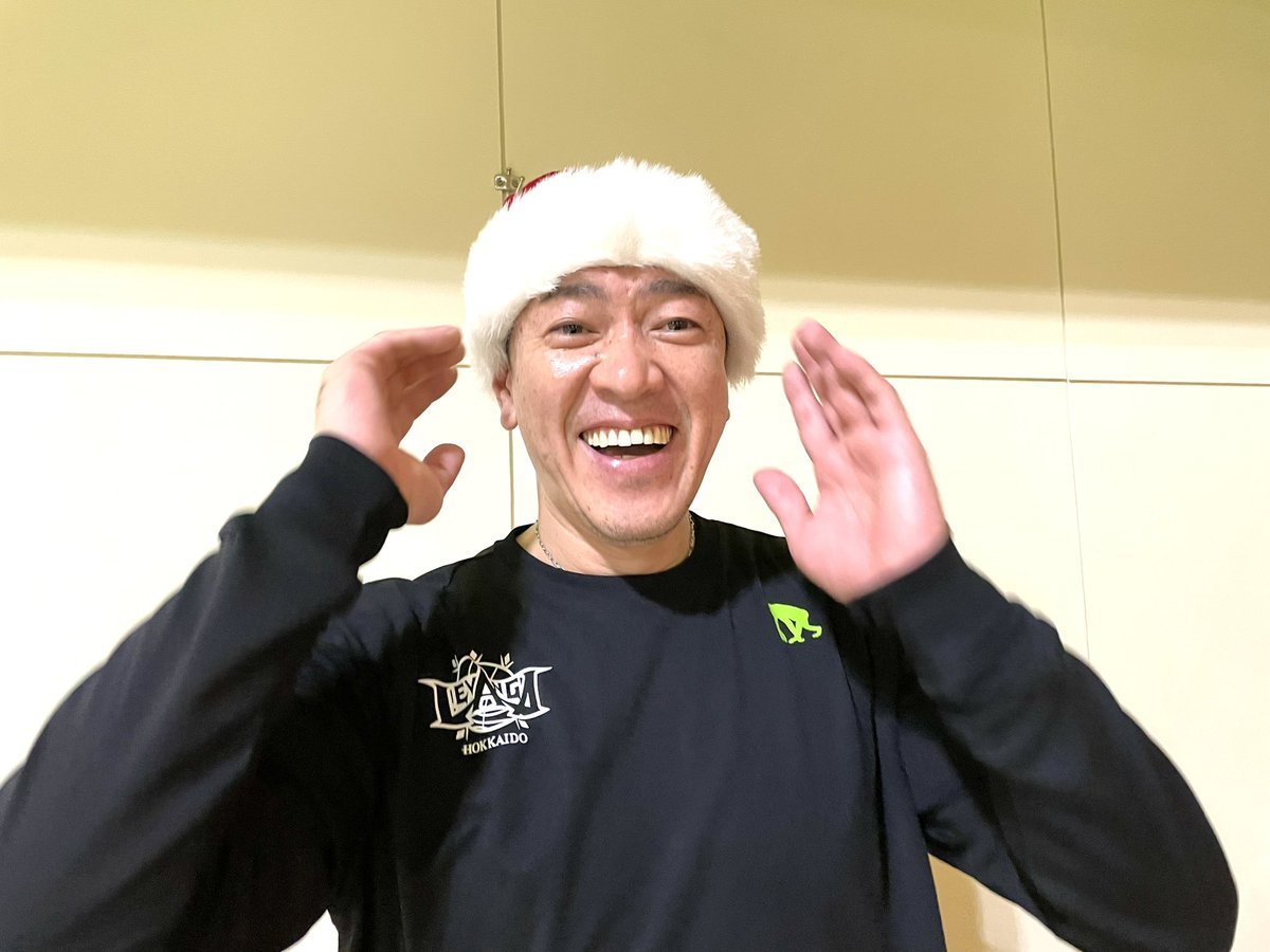 こちらの佐ンタさんは、明日朝放送のSTV『#どさんこワイド朝』にチラリと登場予定です🎅✨早起きされた皆さま、ぜひお見逃しなくです…... [レバンガ北海道【Twitter】]