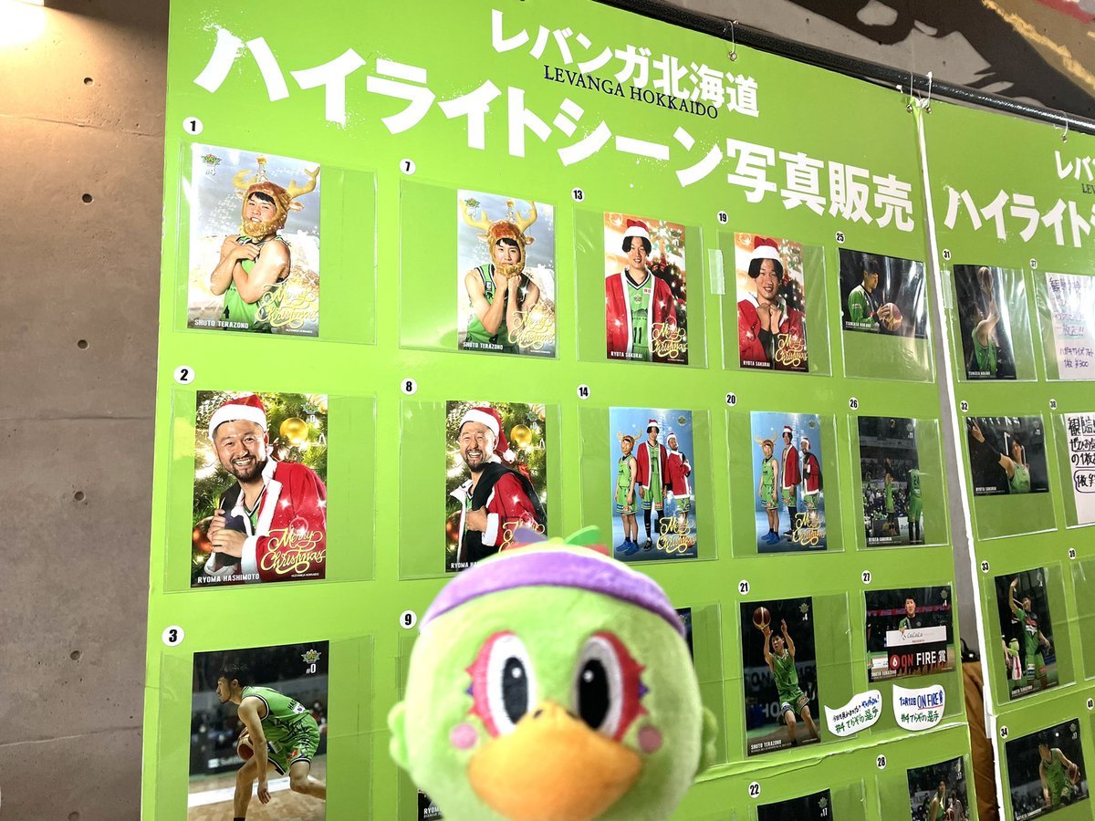 会場内 #PhotoLAND さんのブースでは、試合のハイライトシーンやクリスマスコスチュームの写真を販売中。クラブオフィシャルカメラ... [レバンガ北海道【Twitter】]