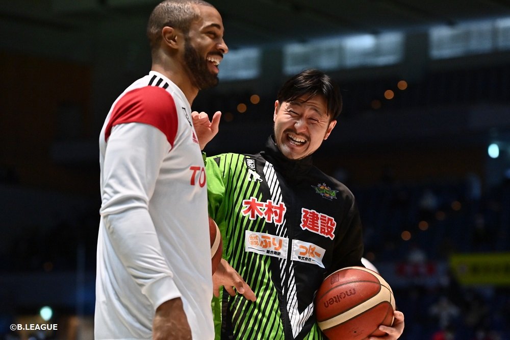 コートでは選手たちがアップを開始しています。試合開始前も、嬉しい再会や、先輩後輩のご挨拶など、コートは見どころ満載なのです... [レバンガ北海道【Twitter】]