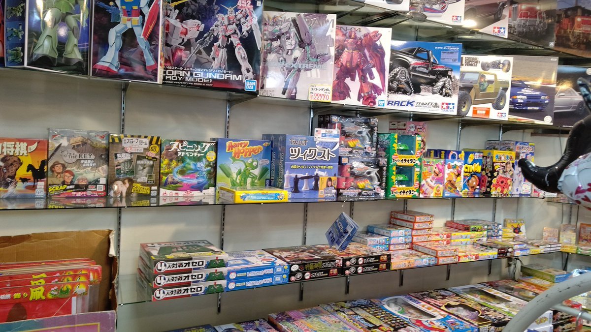 クリスマスコーナーは冬休みにじっくり取り組みたい！楽しみたい！が詰まったコーナーに！#おもちゃの平野 #プラモデル #ボードゲーム [おもちゃの平野【Twitter】]