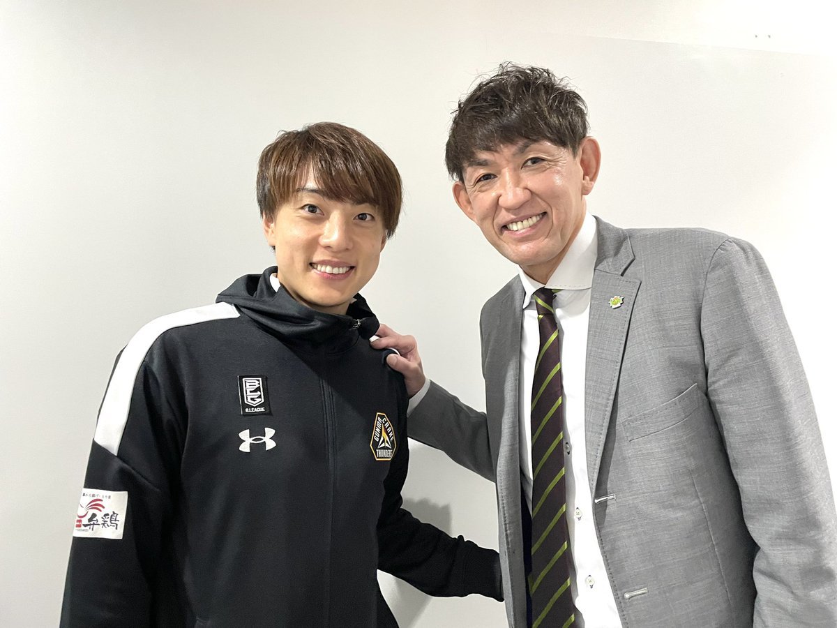 レバブーの皆さま群馬ブースターの皆さまー！試合開始前に、スターが弊社社長にご挨拶にいらしてくださいました…⭐️✨(日本代... [レバンガ北海道【Twitter】]