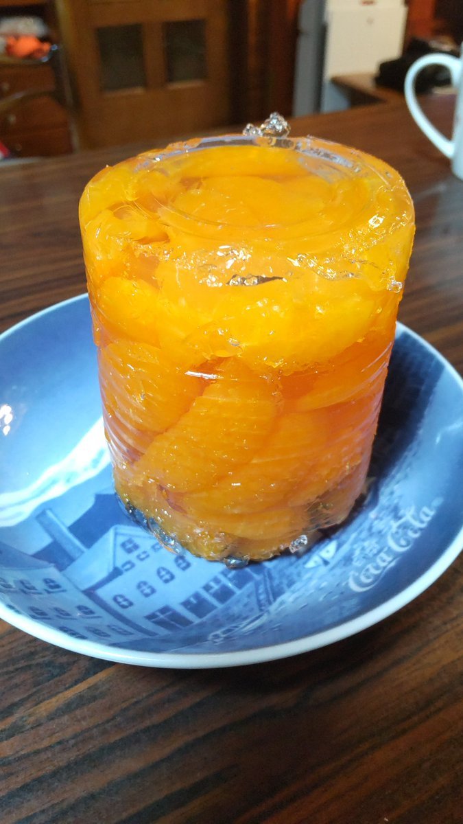 缶詰めのまま寒天にしたらしい。食べごたえ、凄い（笑） [おもちゃの平野【Twitter】]