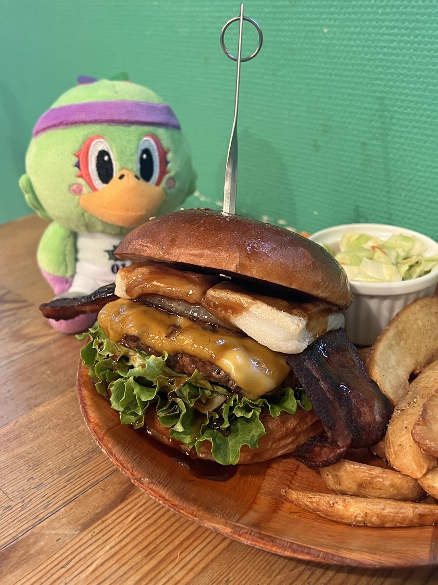 オフィシャルスポンサー #ジャクソンビル🍔1月のおススメはお餅入り「おもちベーコンチーズテリヤキバーガー」🤤甘いテリヤキソースが... [レバンガ北海道【Twitter】]