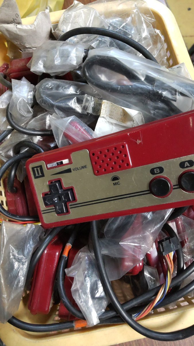 倉庫整理、ファミコンの取り替えコントローラーが大量に出てきた!しかも２コンばかり（笑） [おもちゃの平野【Twitter】]