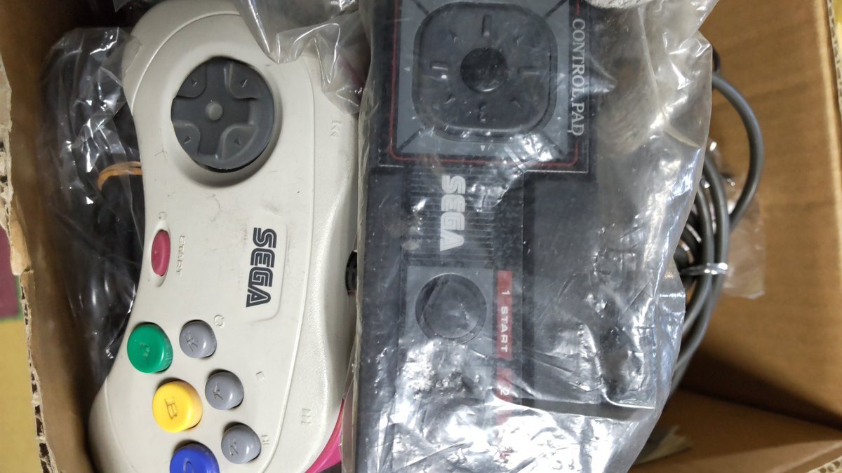 世界のセガ、新旧コントローラー [おもちゃの平野【Twitter】]