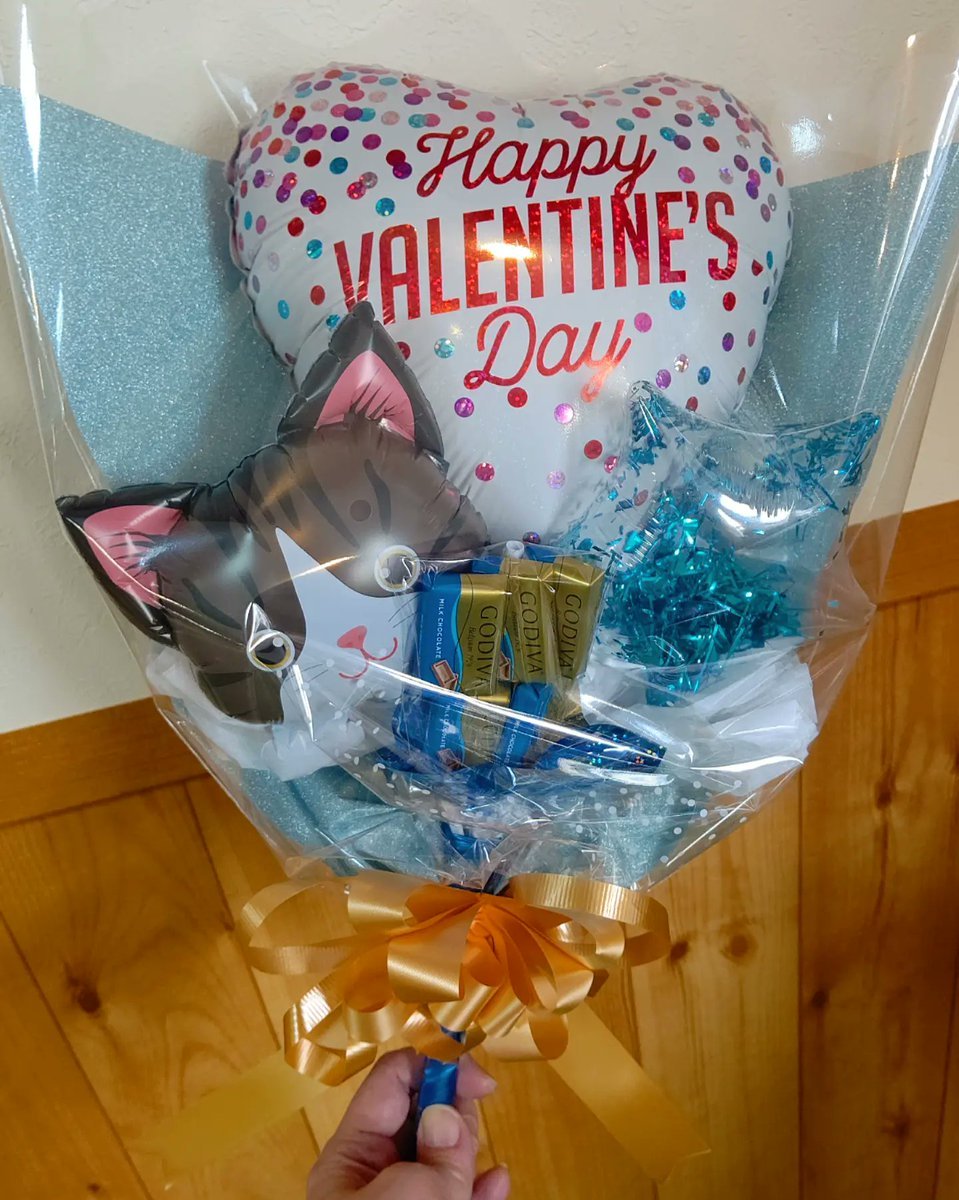 推し色✖️バレンタインご予約も承ります🎶ツイストバルーンで推しのモチーフを入れることも出来ますよ！#バレンタイン #バルーンア... [おもちゃの平野【Twitter】]