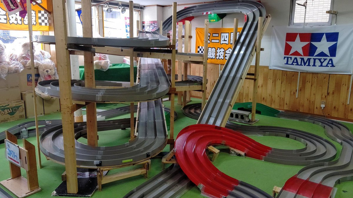 明日、1月31日ミニ四駆コース変更します！コース変更中はミニ四駆スペースのご利用が出来ませんのでご了承くださいm(_ _)mぐるぐる... [おもちゃの平野【Twitter】]