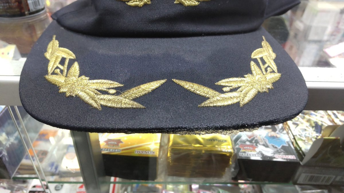 雪かきして、汗だくになり、帽子のつばの先の汗が凍ってます!でも、今日は暖かい。（笑） [おもちゃの平野【Twitter】]