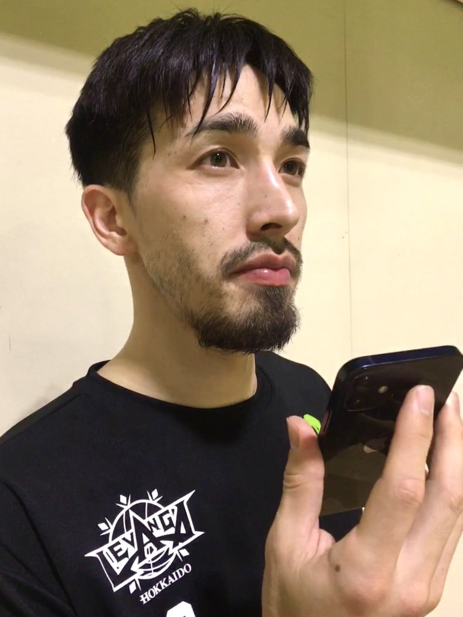 レバブーの皆さま＆ビーコルブースターの皆さまへ明日 #バスケットLIVE で実況をされる矢萩さんからの電話取材を受ける #牧全 選手(... [レバンガ北海道【Twitter】]