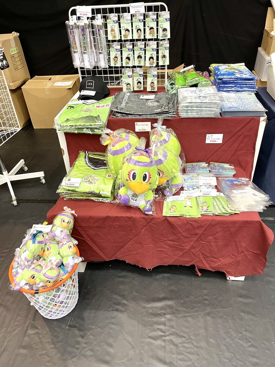 今節、会場内では #レバンガ北海道 グッズを販売していただいております🐤✨#レバード(大)や #レバード(小)など、本日ご来場の記念にぜ.... [レバンガ北海道【Twitter】]