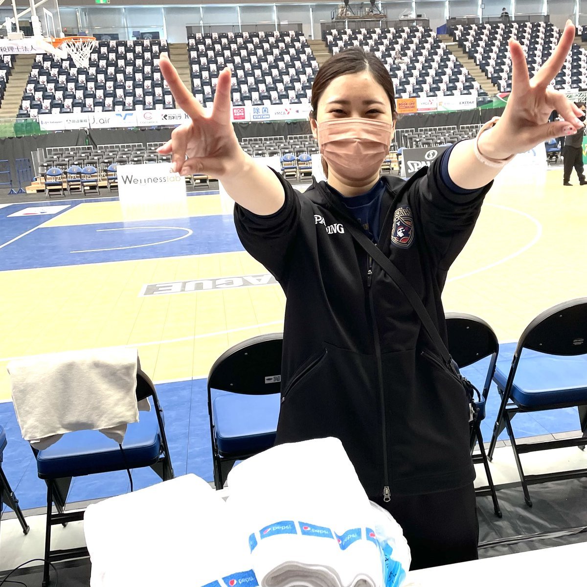 元気そうで何より！！😆✨試合前のコートで、2018-19シーズンより3シーズン、レバンガ北海道で共に戦った #薄井麻鈴 マネージャーを発.... [レバンガ北海道【Twitter】]