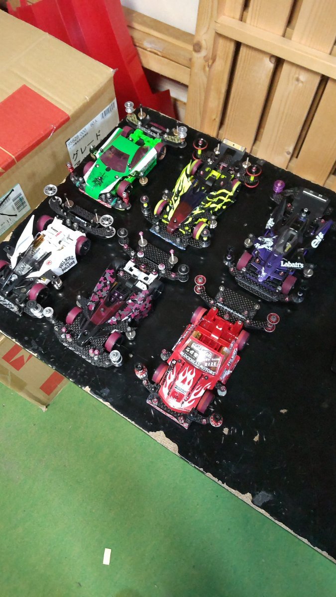 おもちゃの平野ミニ四駆大会、オープン部門準決勝始めまーす。（笑） [おもちゃの平野【Twitter】]