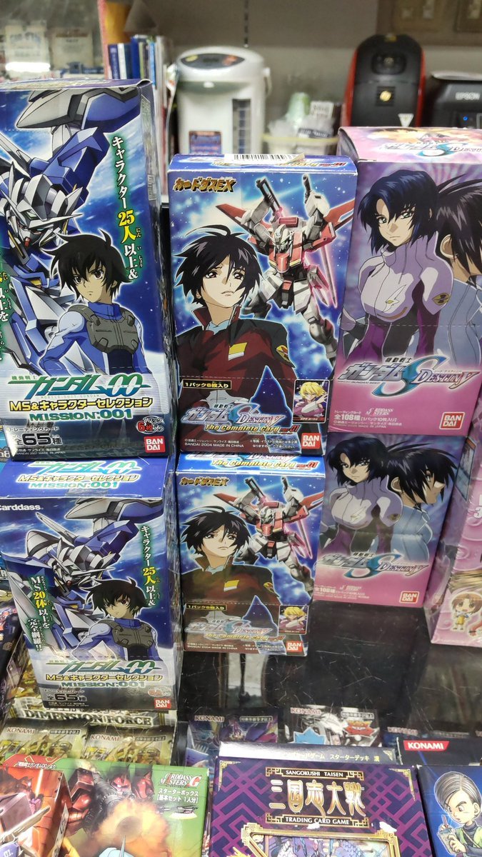 キャラクターカードでガンダムシードだけでなく、ダブルオーも出てきました!１３年ぶりにカートン開封しました。（笑） [おもちゃの平野【Twitter】]