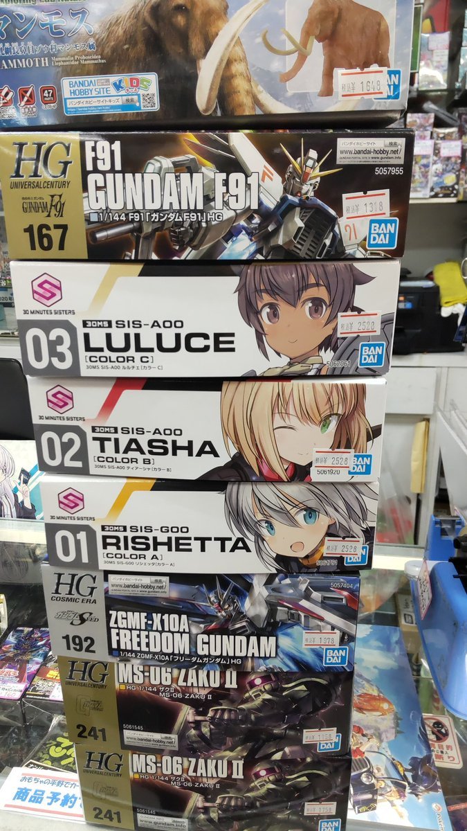 おもちゃの平野にやっとプラモデルの新作届きました。マンモスを積んだ車が、雪に埋まり遅れていました。入荷して、良かった。 [おもちゃの平野【Twitter】]