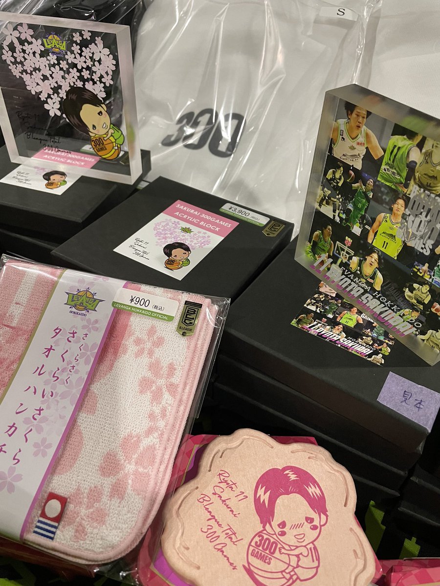 本日は桜井選手祭り🌸レバンガグリーンの桜がオリジナルなアメリカフラワーのピアスも登場です✨一つ一つ表情が異なるデザインをお楽... [レバンガ北海道【Twitter】]
