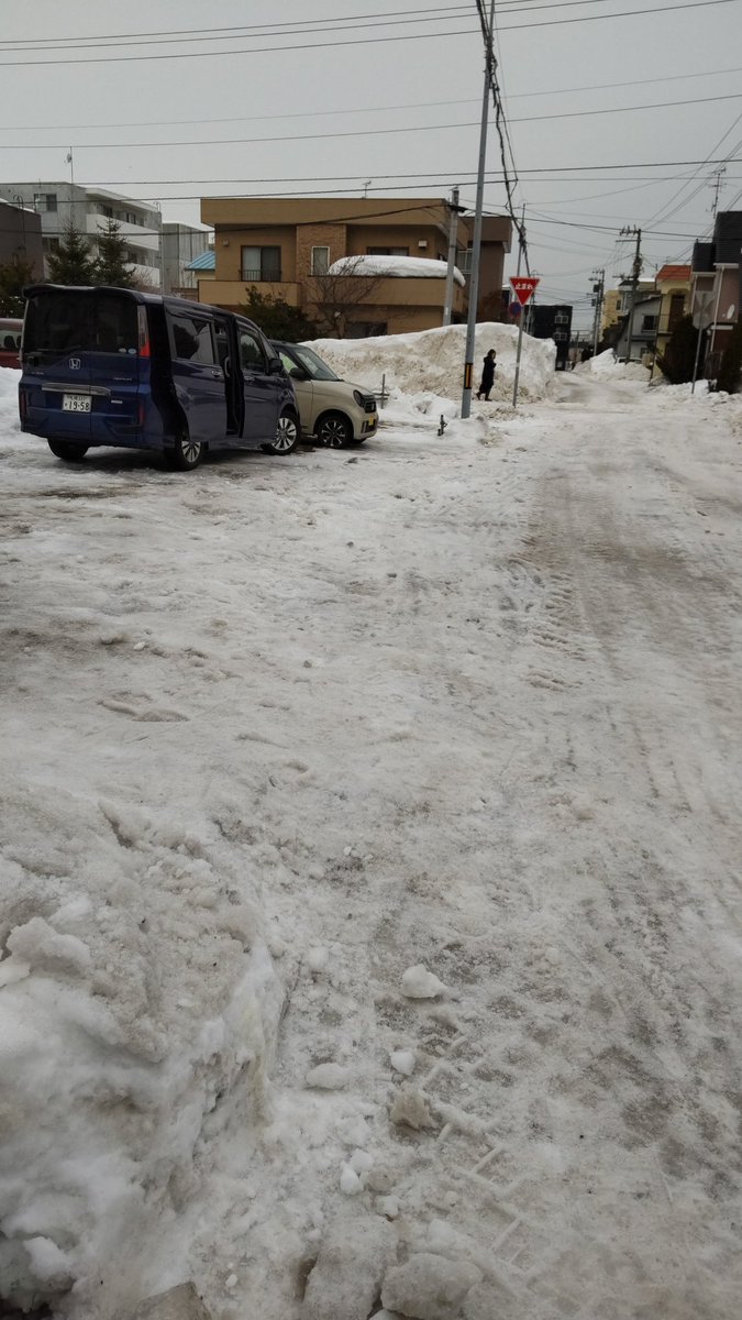 駐車場前が、かなりザクザクだったけど、除雪車が来たようなのでスッキリきれいになってます。雪かきに来たけど、まずまず大丈夫... [おもちゃの平野【Twitter】]