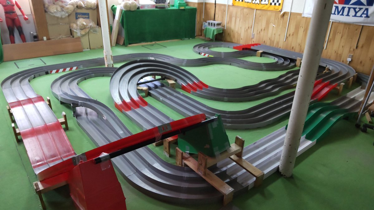 おもちゃの平野のミニ四駆コースは新しいレイアウトになりました!午後から新コースで遊べます!よろしくおねがいします。 [おもちゃの平野【Twitter】]