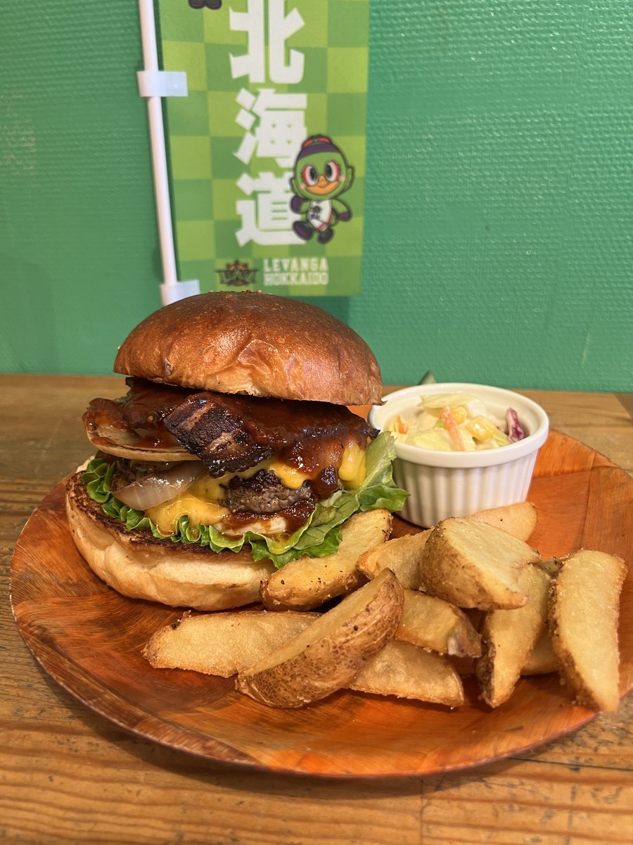 オフィシャルスポンサー #ジャクソンビル 大通キタ店3月限定バーガーをご紹介🍔人気のウィスキーを使った大人の味わい🥃✨「特製！ジ... [レバンガ北海道【Twitter】]