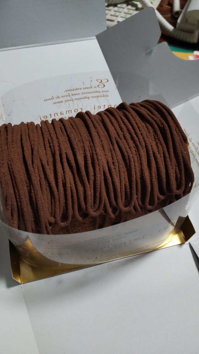 休日出勤を頑張るので先にご褒美チョコケーキを食べる!（笑） [おもちゃの平野【Twitter】]