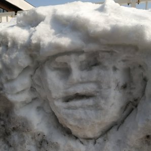 お隣の西警察署との間にある雪の山に真実の口みたいな顔が出現していました。営業の人たちが帰ってきたら誰が作ったのか口に手を入... [光海藻【Twitter】]