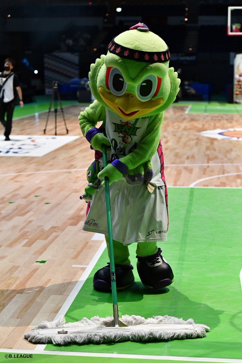 1日の終わり、こんな顔(🧹🦜)になりがちですが、頑張った人はみんな素敵なのです✨👏／今日明日投票よろしくお願いします🙇‍♂️＼... [レバンガ北海道【Twitter】]