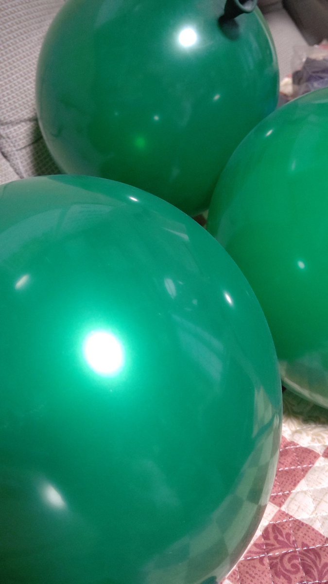 微妙に色が違う3つ。ふたつは風船を二重にして少し色合いを変えているんですが･･･たぶん完成したらどれも大して変わらない出来栄えの... [おもちゃの平野【Twitter】]