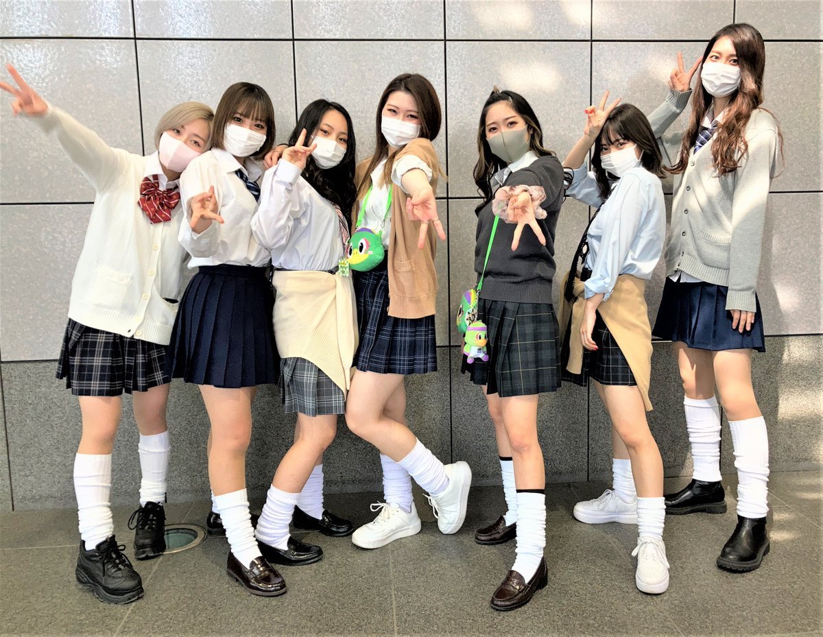 おもてなしブースター #ambitious のメンバーが本日は女子高生スタイルで皆さまをお出迎え🎀🧦きゃわわ😍今節は1990年代 リバ... [レバンガ北海道【Twitter】]