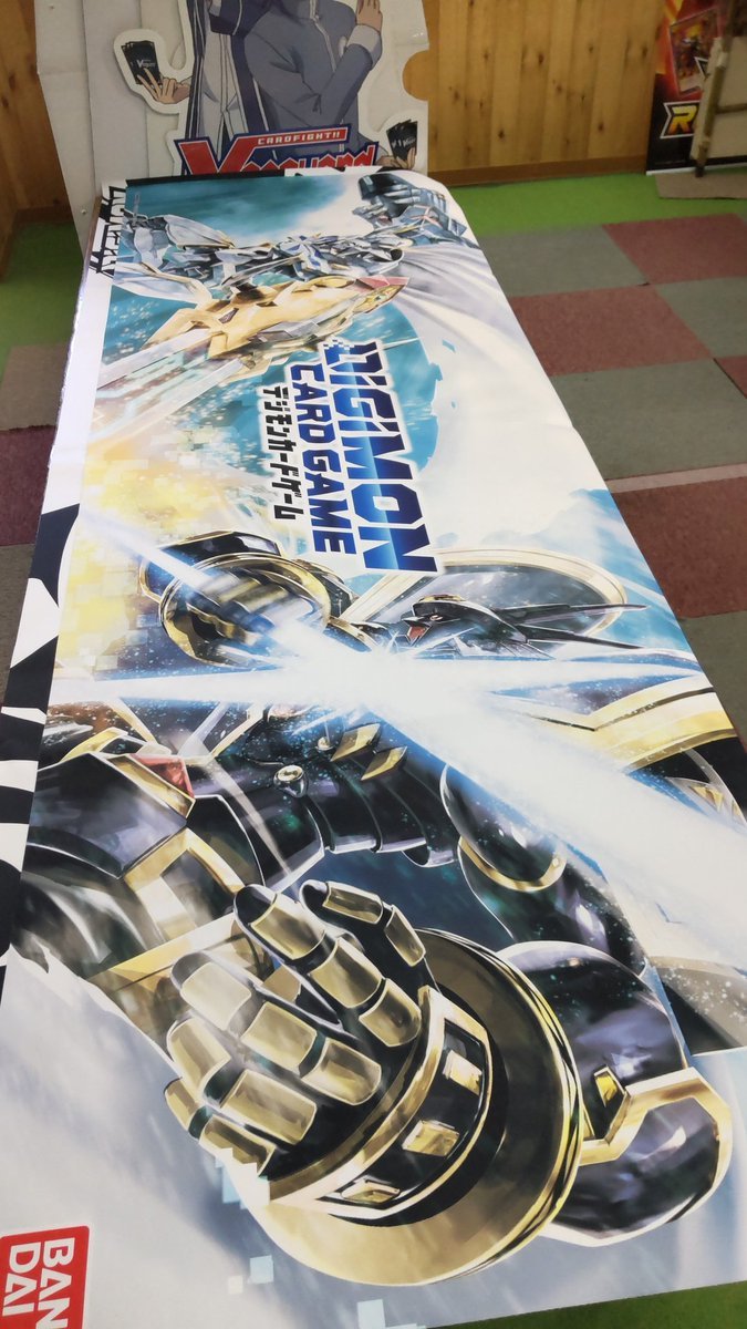 デジモンカードのテーブルクロス凄くカッコいい! [おもちゃの平野【Twitter】]