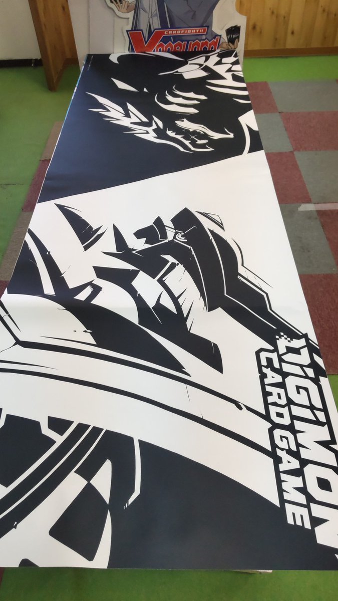 デジモンカードのテーブルクロススゲーカッコいい、パート2（笑） [おもちゃの平野【Twitter】]