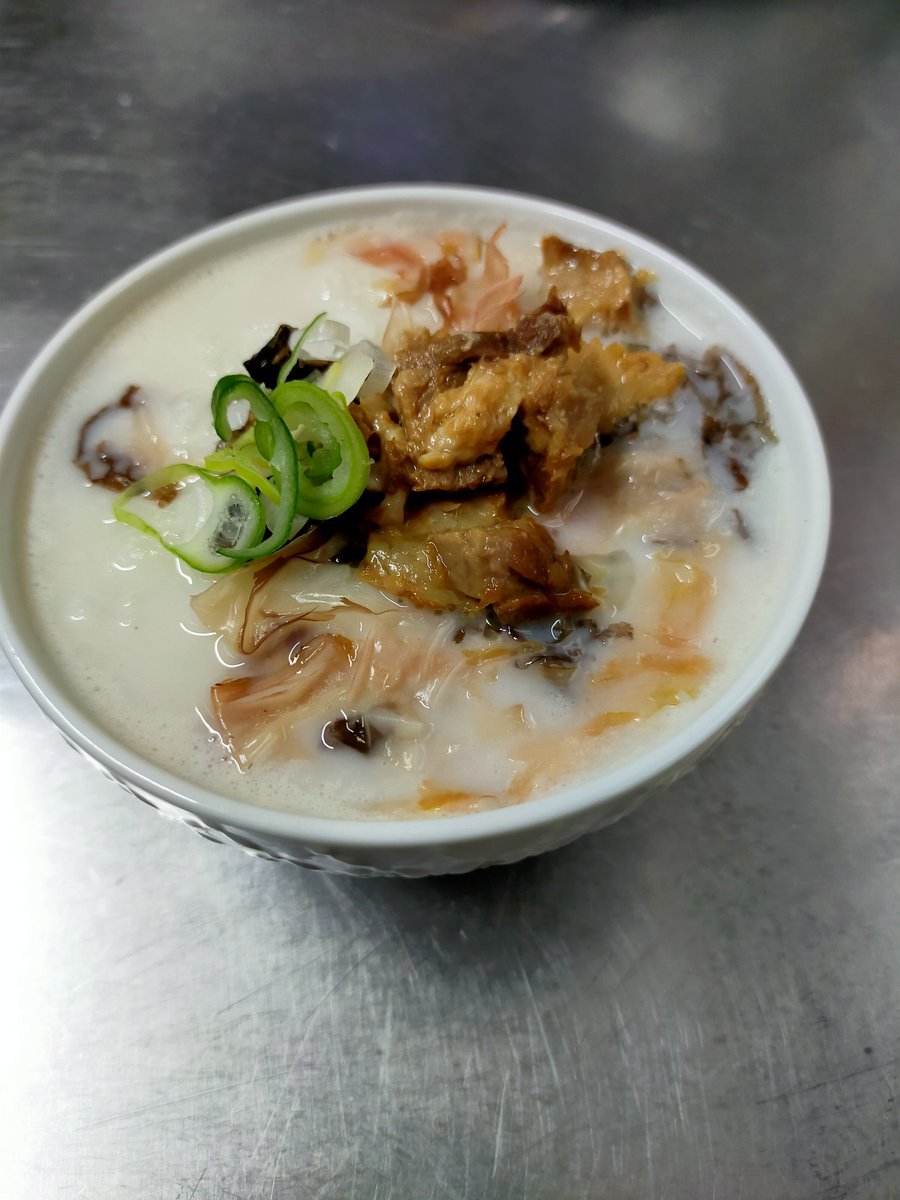 ８月までに減量をしないといけないので本日から朝はおかゆにしましたお店のとんこつスープ使ったしおとんこつ粥！これ、めちゃ美味... [やさしい、とんこつ 麺 かまくら【Twitter】]