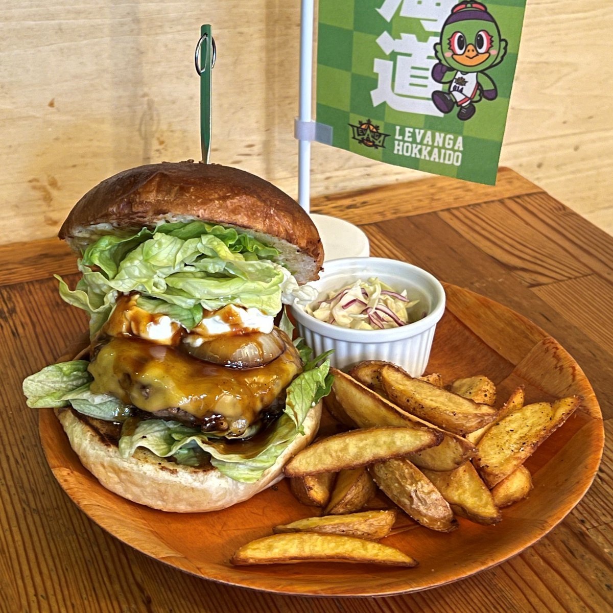 オフィシャルスポンサー #ジャクソンビル 4月限定バーガー💁🍔むかわ町 岡松農園さんの春レタスをたっぷり使った #岡松さん春レタスた..... [レバンガ北海道【Twitter】]