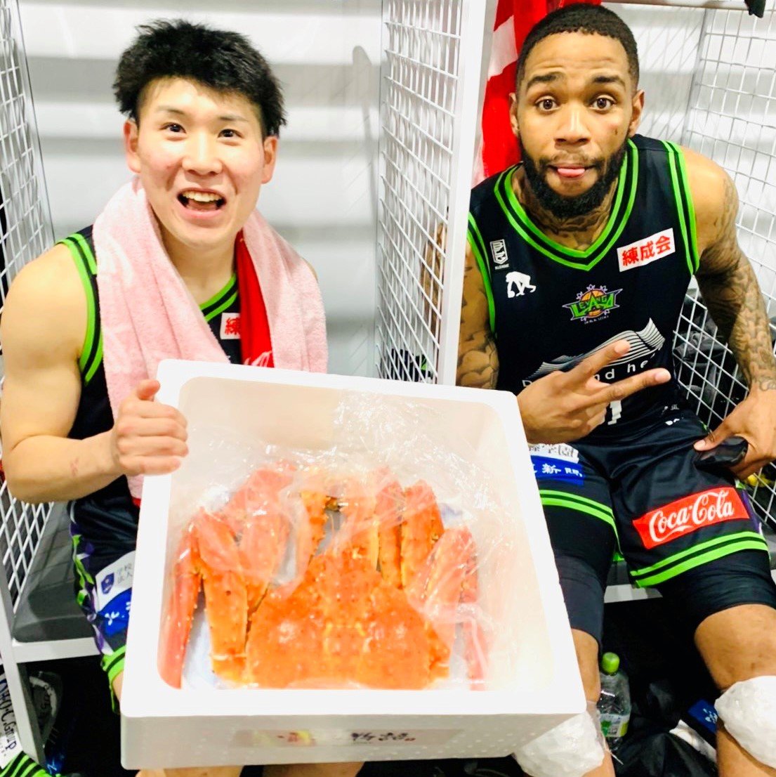 ✨🦀まだまだ応募受付中🦀✨海鮮大好き #寺園脩斗 選手も超巨大タラバ蟹美味しくいただきました😋ご応募まだの方は@levangakous... [レバンガ北海道【Twitter】]