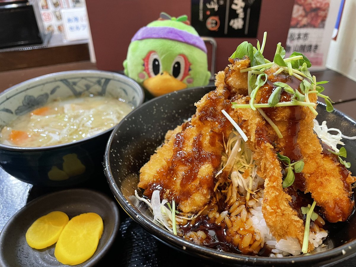 本日のレバ公のお昼😋🍚✔甘だれ チキンカツ丼✔豚汁#チキンカツサクサク#道民なら知っている#リトルスプーンのカレーが食べられる... [レバンガ北海道【Twitter】]