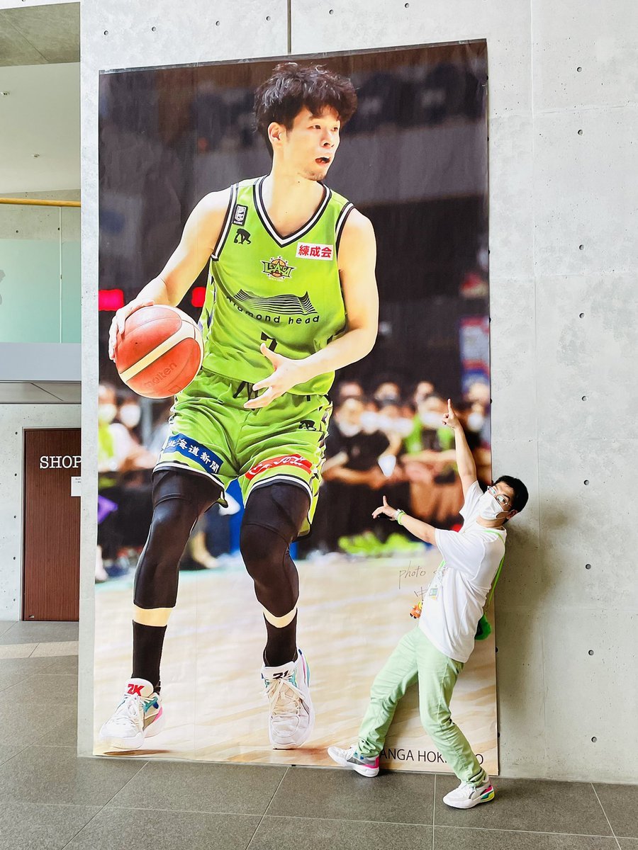 本日 #メガネデー 開催🥸✨#メガネサロンルック さま渾身の特大 #中野司 が登場！B1通算1,000得点達成の念を込めて、ぜひ一緒に写真... [レバンガ北海道【Twitter】]