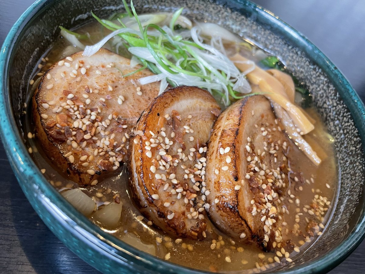 おはようございます☀こってりいきたいお客様必見😏🍜銀波露手稲店の『厚切り炙りバラチャーシュー麺』の味噌で決まりです🤩！お持ち... [らぁめん銀波露 札幌手稲店【Twitter】]