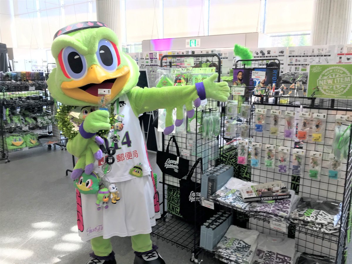 会場で声に出せないチームへの応援の気持ちは…グッズで表現できます📣🙌💚推し選手のグッズを着用した姿など、選手に届いています🤗🏀..... [レバンガ北海道【Twitter】]