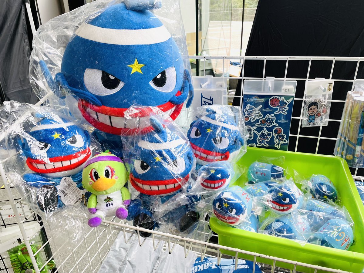 本日会場では #滋賀レイクスターズ グッズも少量ですが販売しております⭐️大・中 #マグニー と、ころっとした #マグニー は目がパッ... [レバンガ北海道【Twitter】]