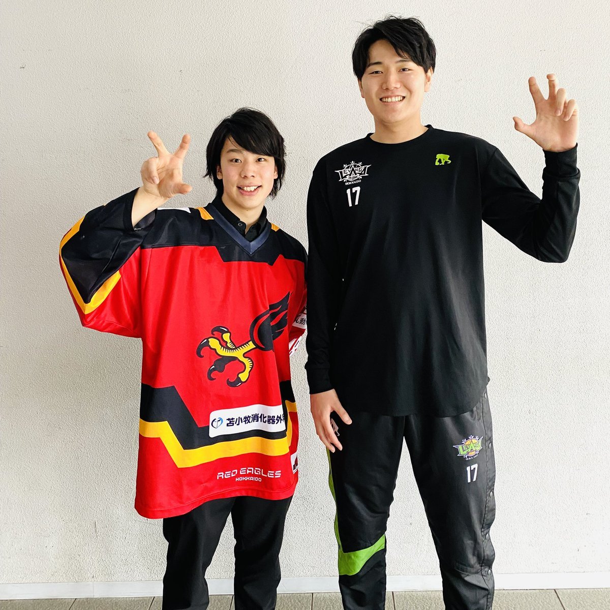 #相木隼斗 選手と #山口颯斗 選手、2人の #はやと で #わしづかみ ポーズ🦅🦅相木選手は、攻守の切り替えの速さとボールを持っていな... [レバンガ北海道【Twitter】]